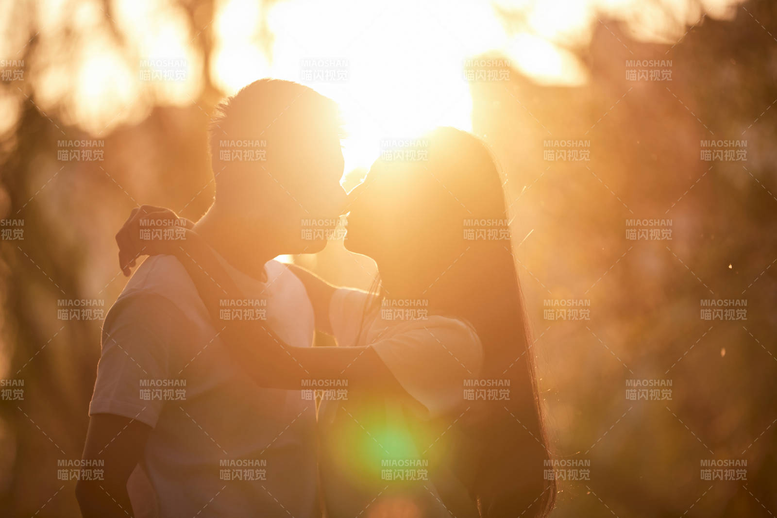 户外在夕阳下的恩爱年轻情侣图片