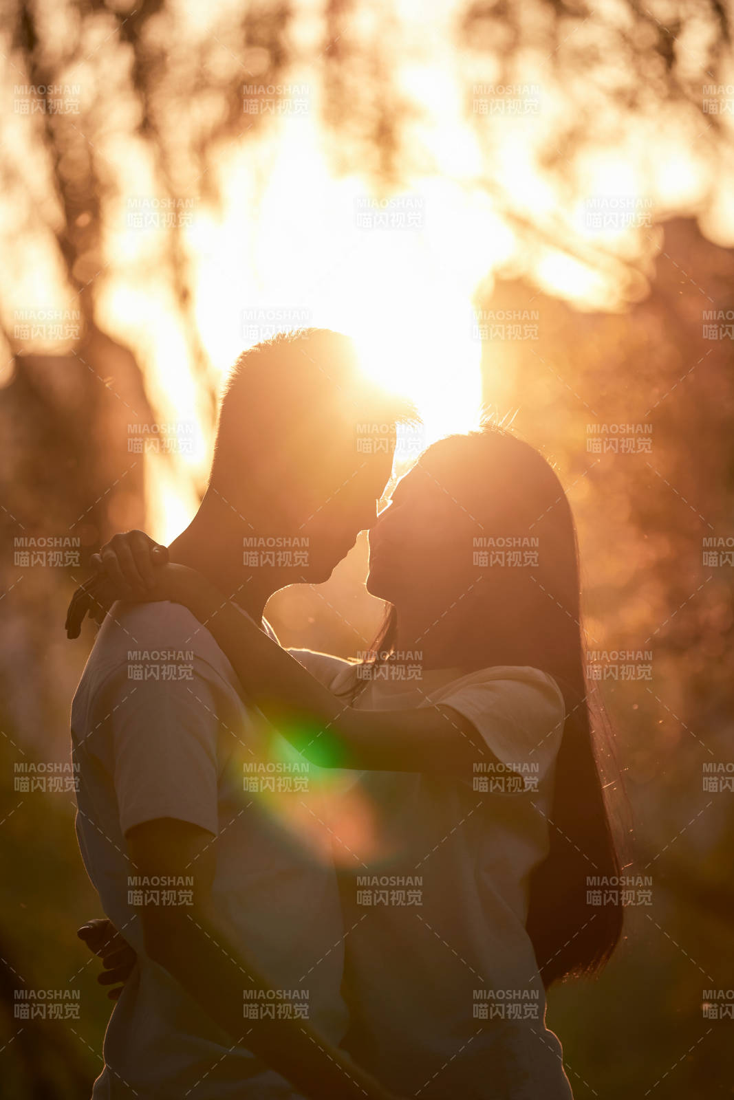 户外在夕阳下的恩爱年轻情侣图片