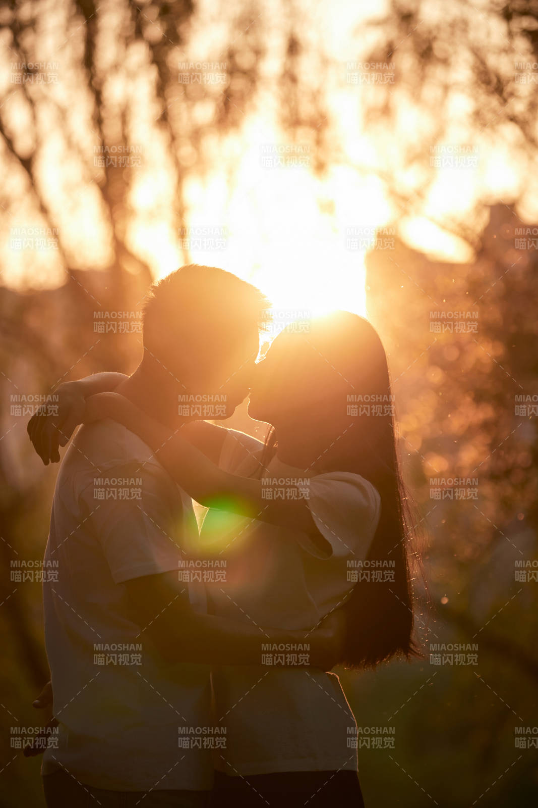 户外在夕阳下的恩爱年轻情侣图片