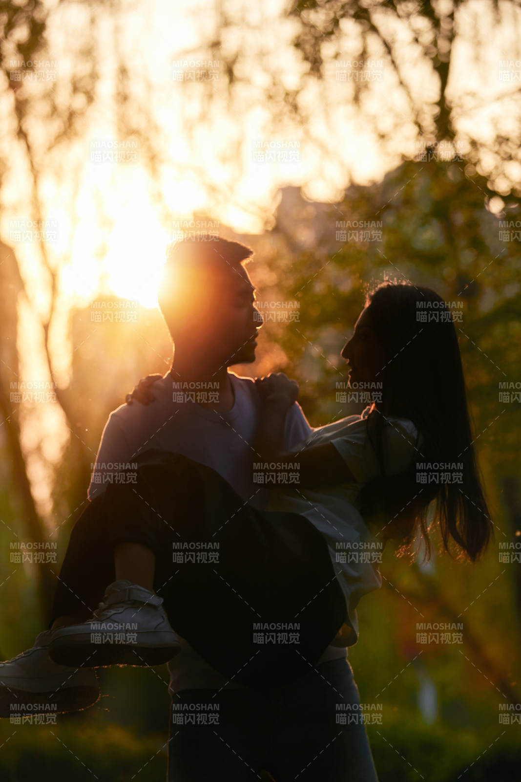 户外在夕阳下的恩爱年轻情侣图片