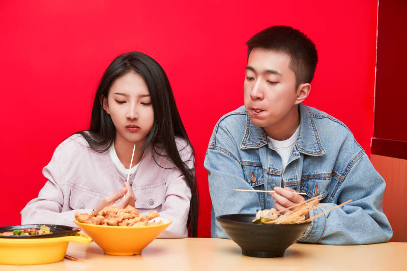 餐厅里吃饭的年轻情侣图片