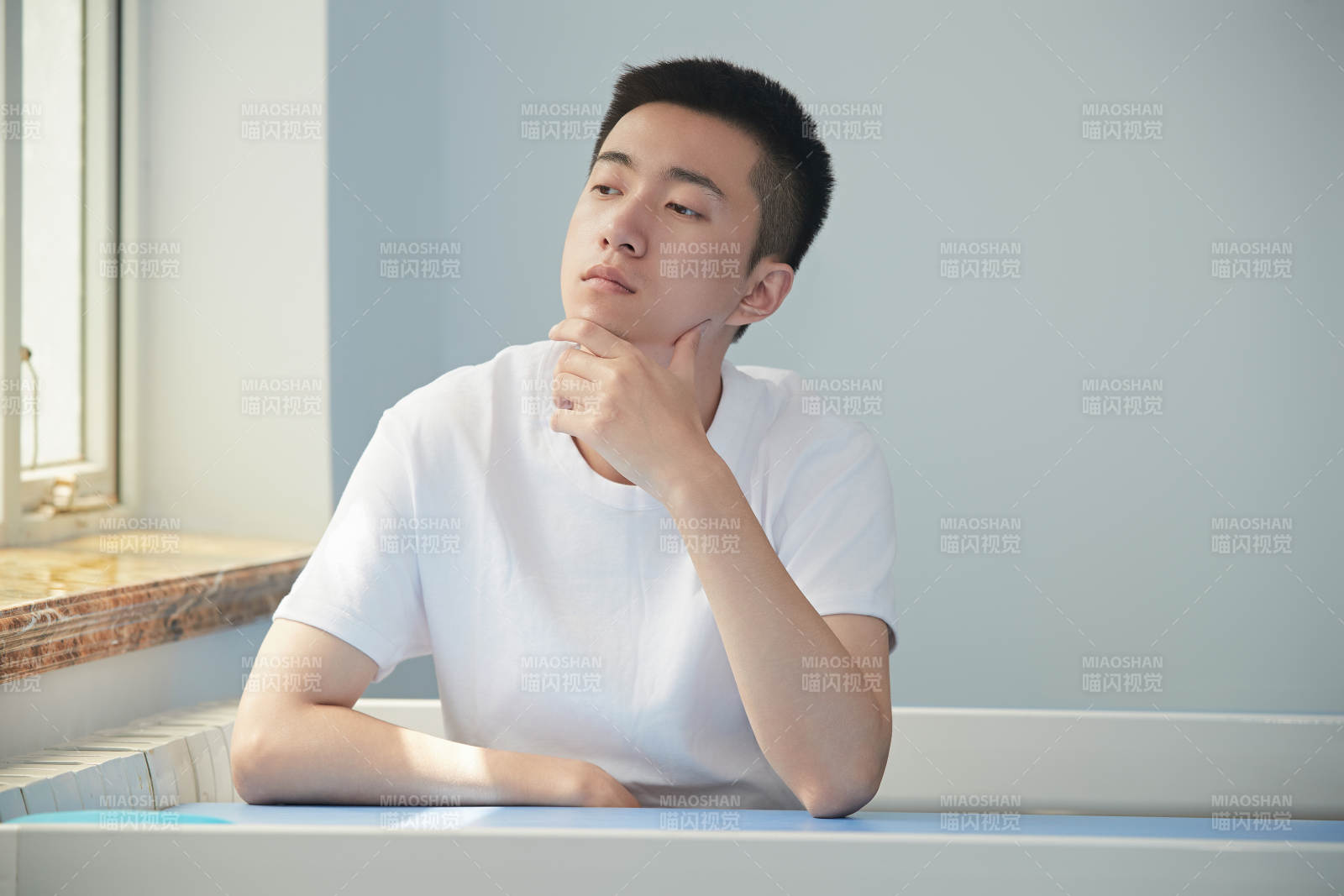 坐在教室里的帅气男青年图片