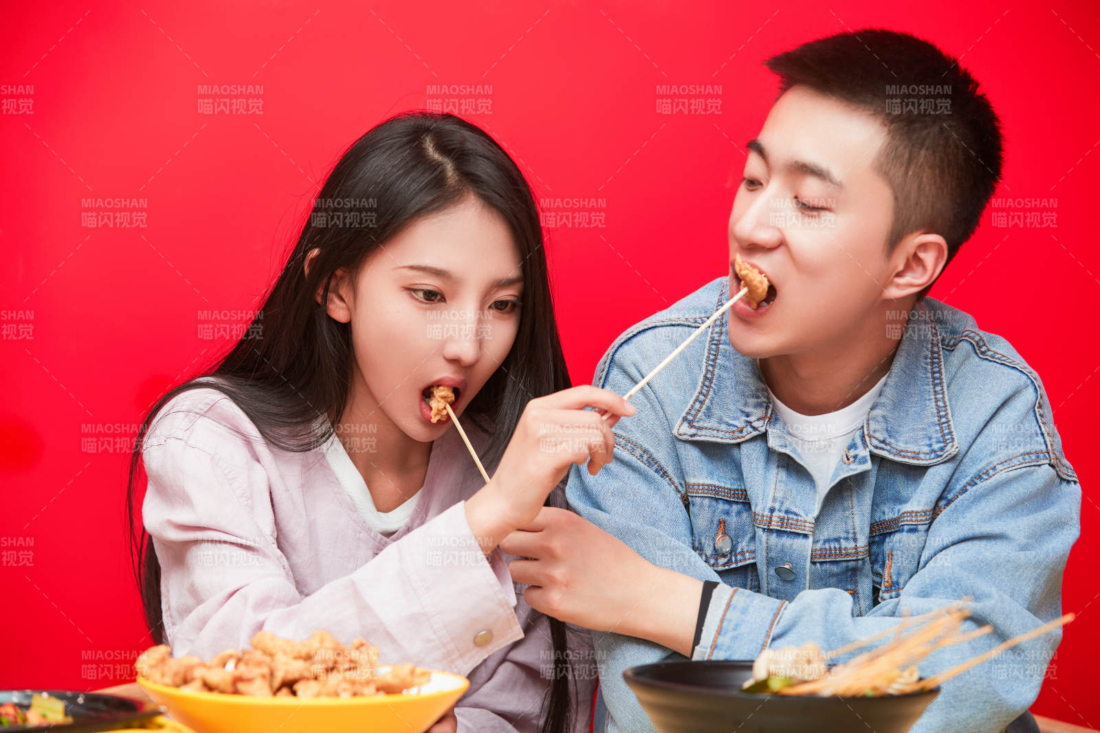 餐厅里吃饭的年轻情侣图片