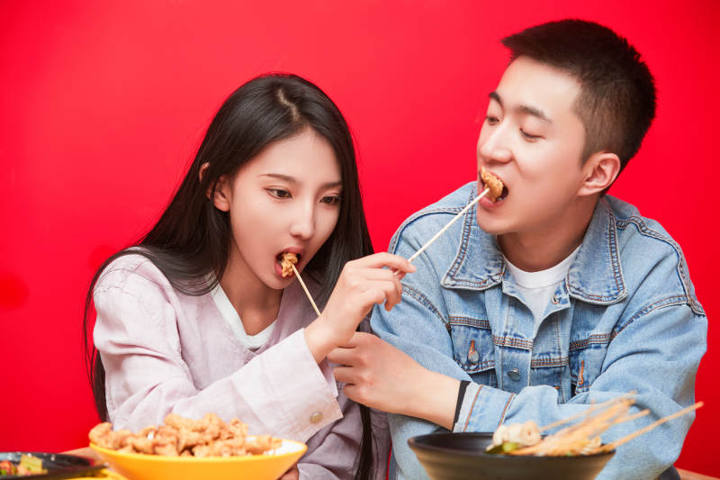 餐厅里吃饭的年轻情侣图片