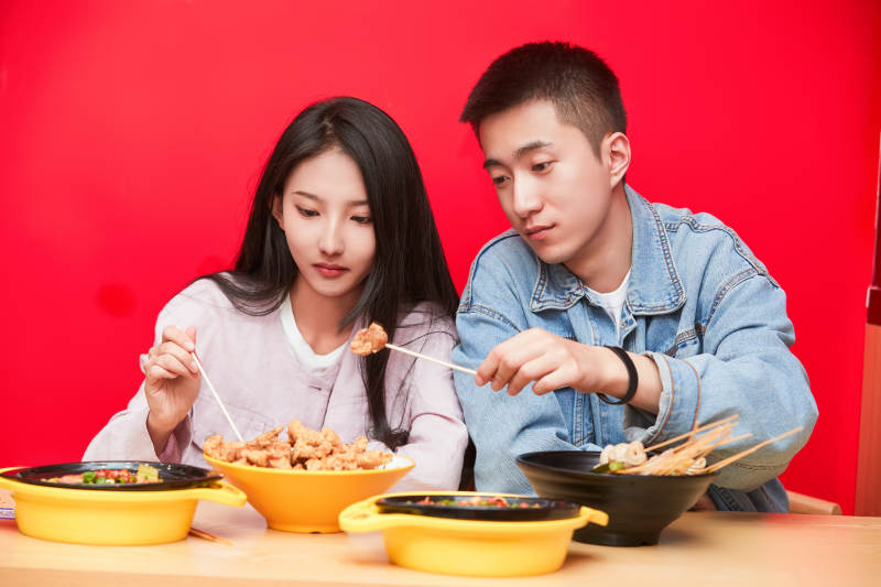 餐厅里吃饭的年轻情侣图片