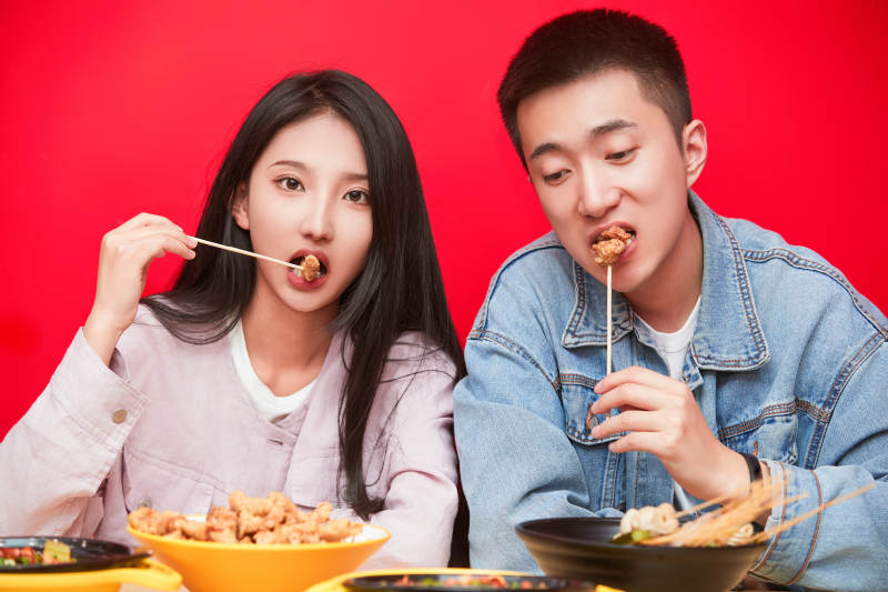 餐厅里吃饭的年轻情侣图片