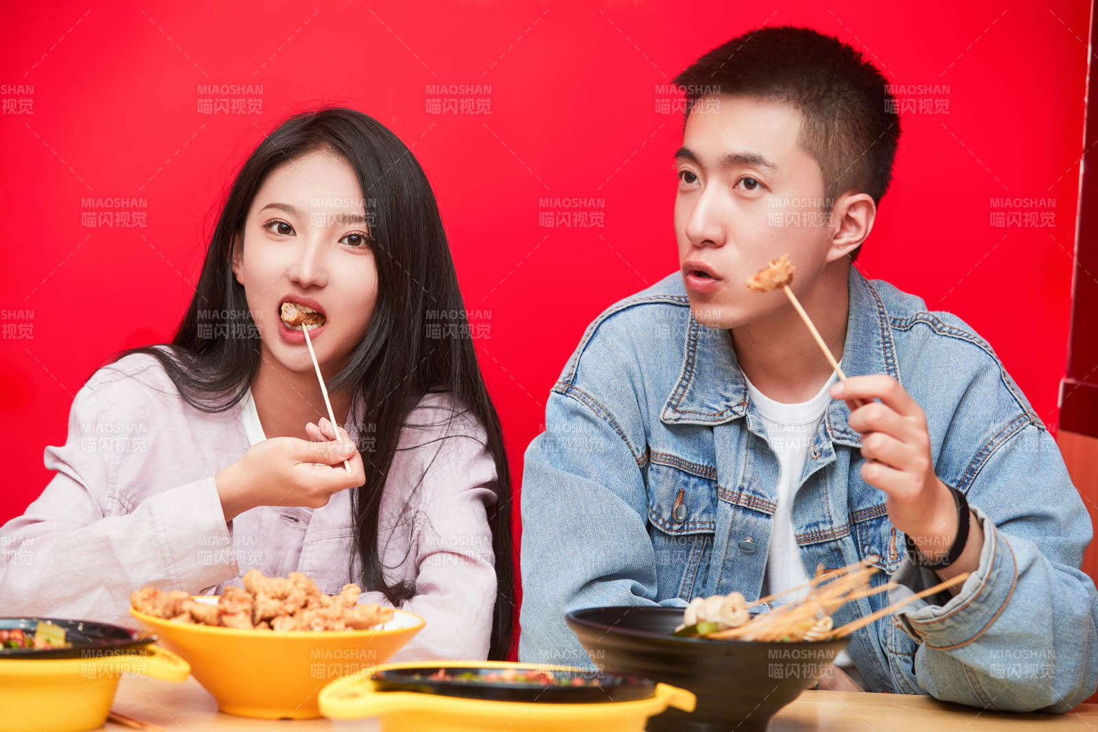 餐厅里吃饭的年轻情侣图片