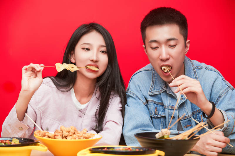 餐厅里吃饭的年轻情侣图片