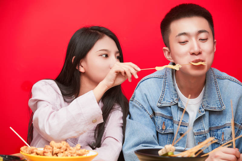 餐厅里吃饭的年轻情侣图片