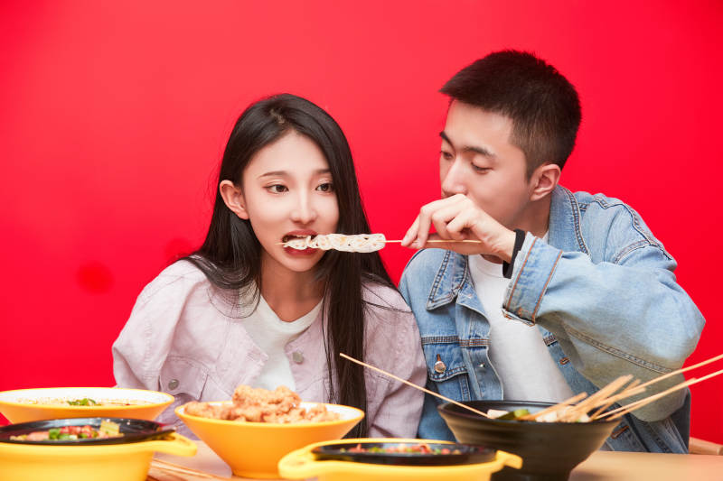 餐厅里吃饭的年轻情侣图片