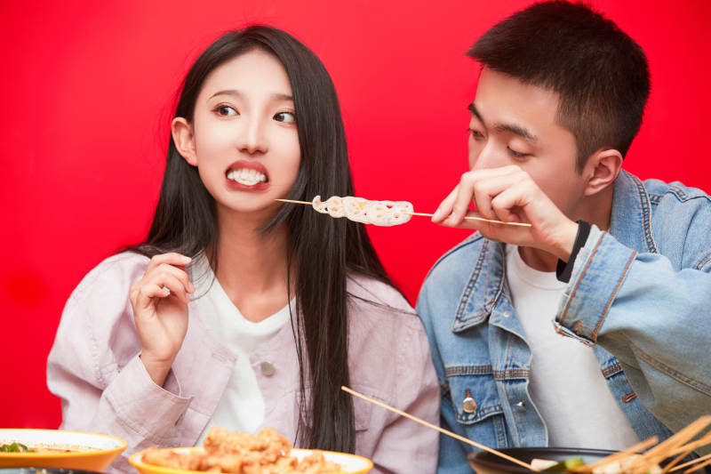 餐厅里吃饭的年轻情侣图片