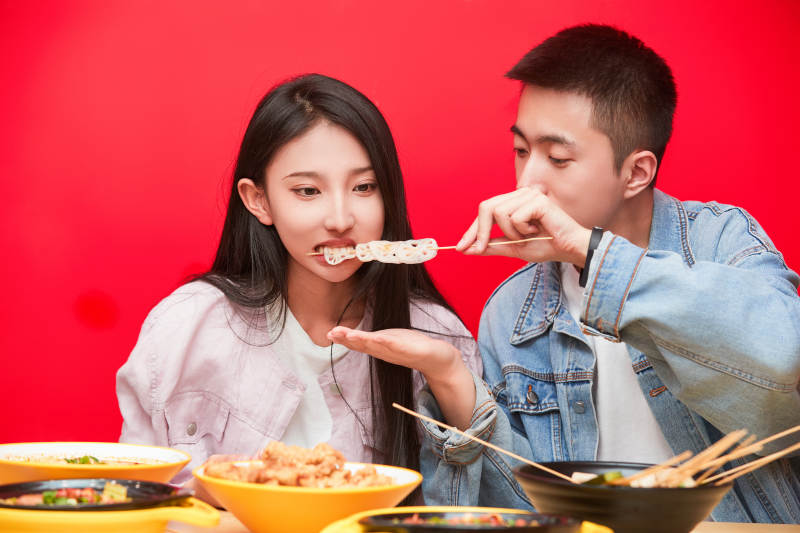 餐厅里吃饭的年轻情侣图片