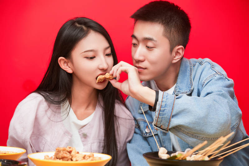 餐厅里吃饭的年轻情侣图片