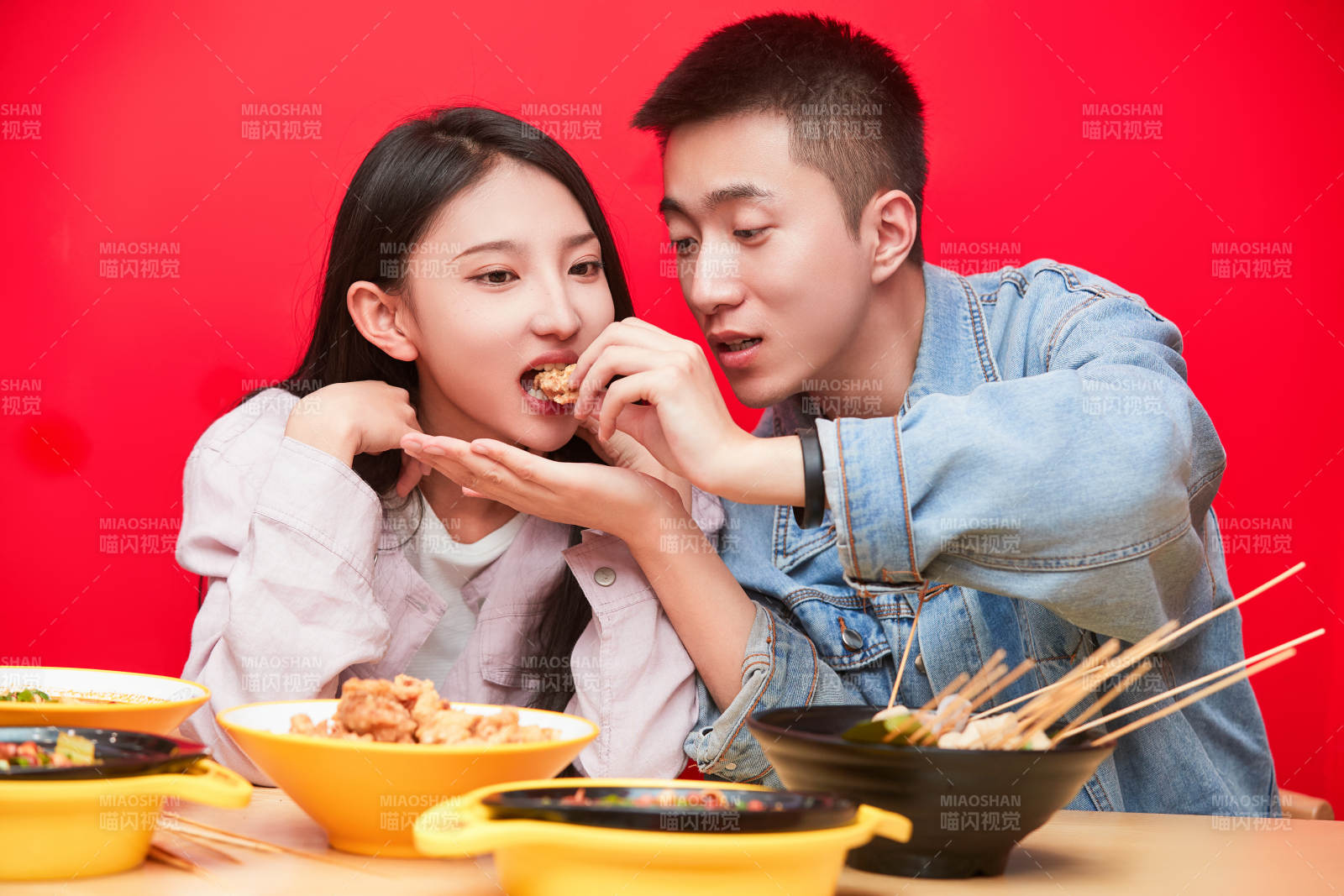 餐厅里吃饭的年轻情侣图片