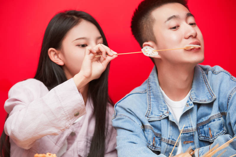 餐厅里吃饭的年轻情侣图片