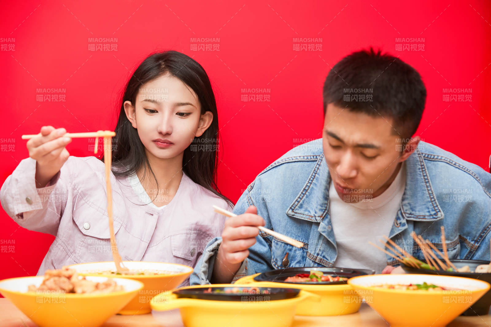 餐厅里吃饭的年轻情侣图片