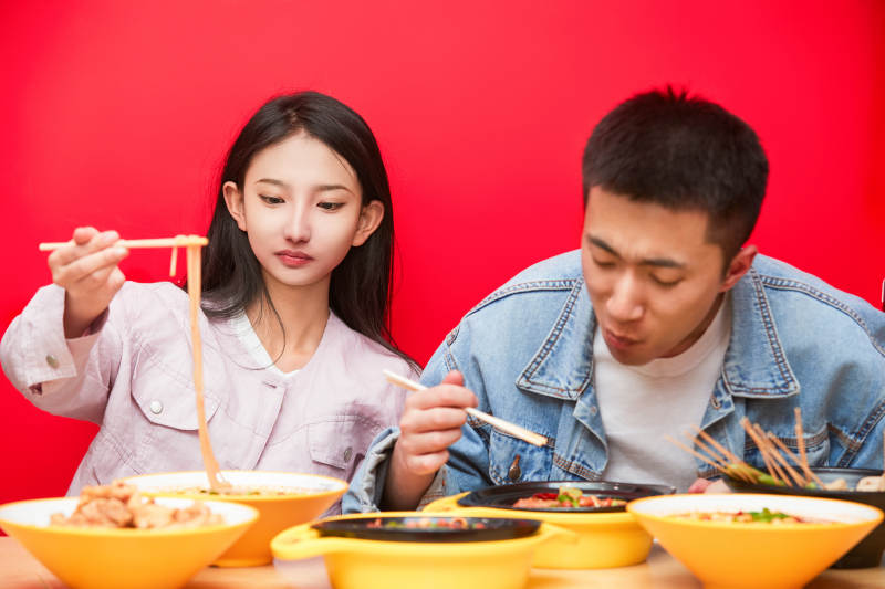 餐厅里吃饭的年轻情侣图片