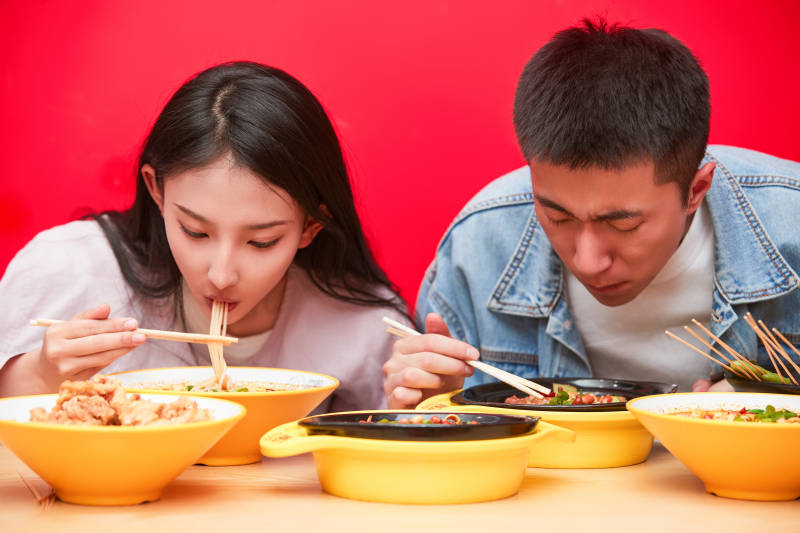 餐厅里吃饭的年轻情侣图片