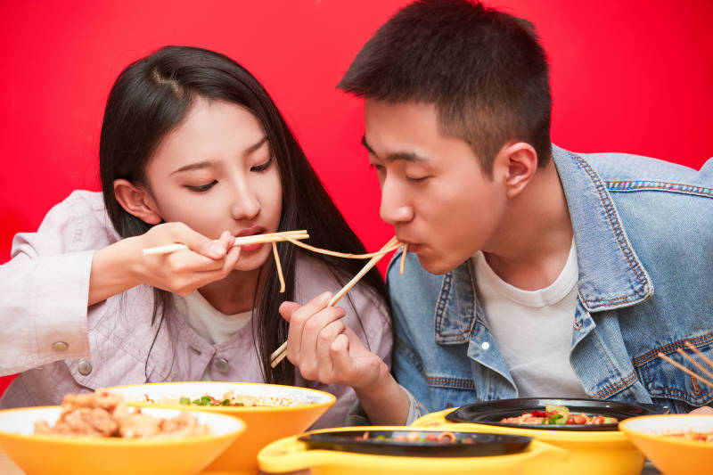 餐厅里吃饭的年轻情侣图片