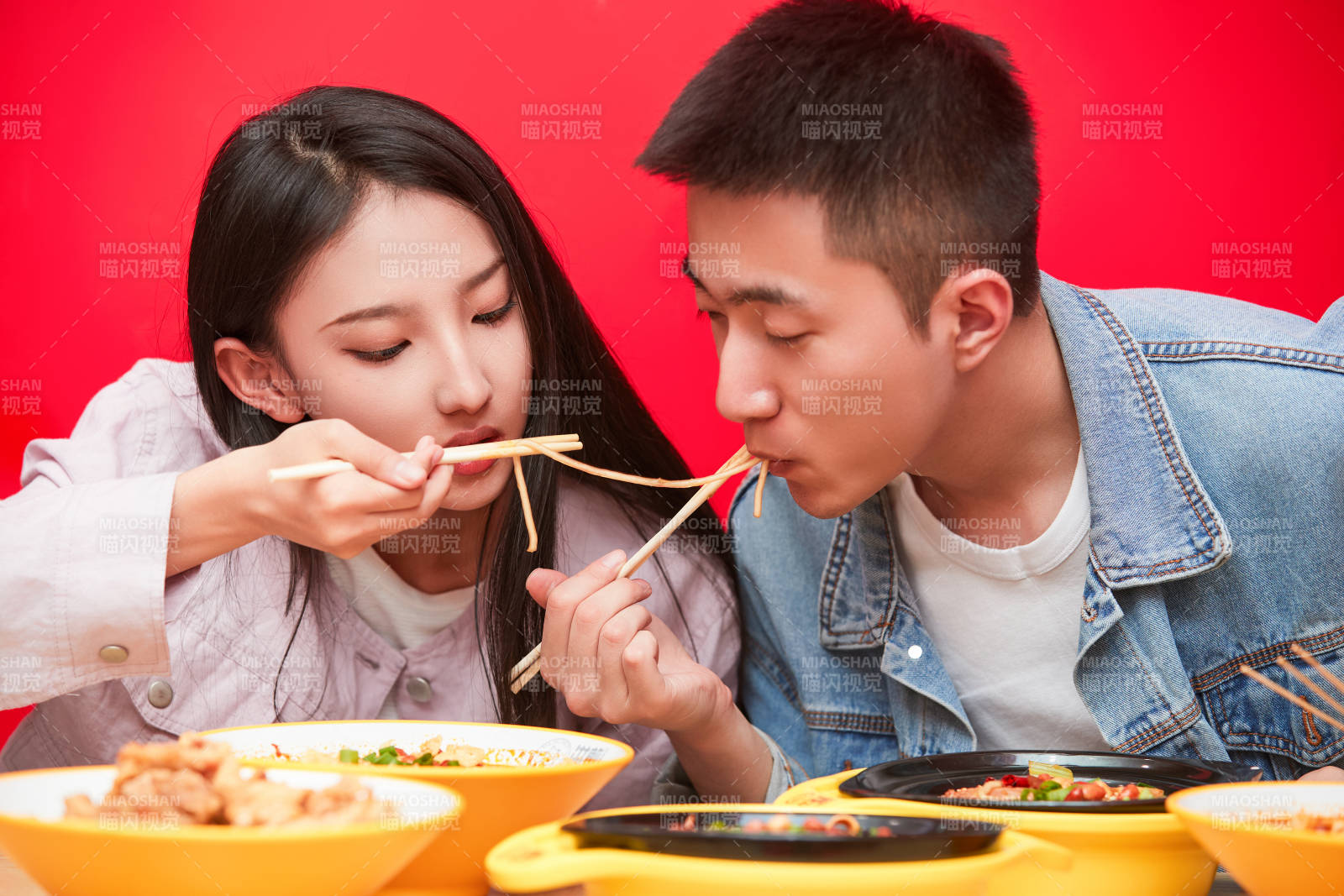 餐厅里吃饭的年轻情侣图片