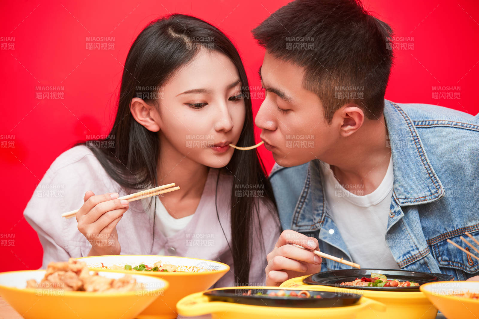 餐厅里吃饭的年轻情侣图片