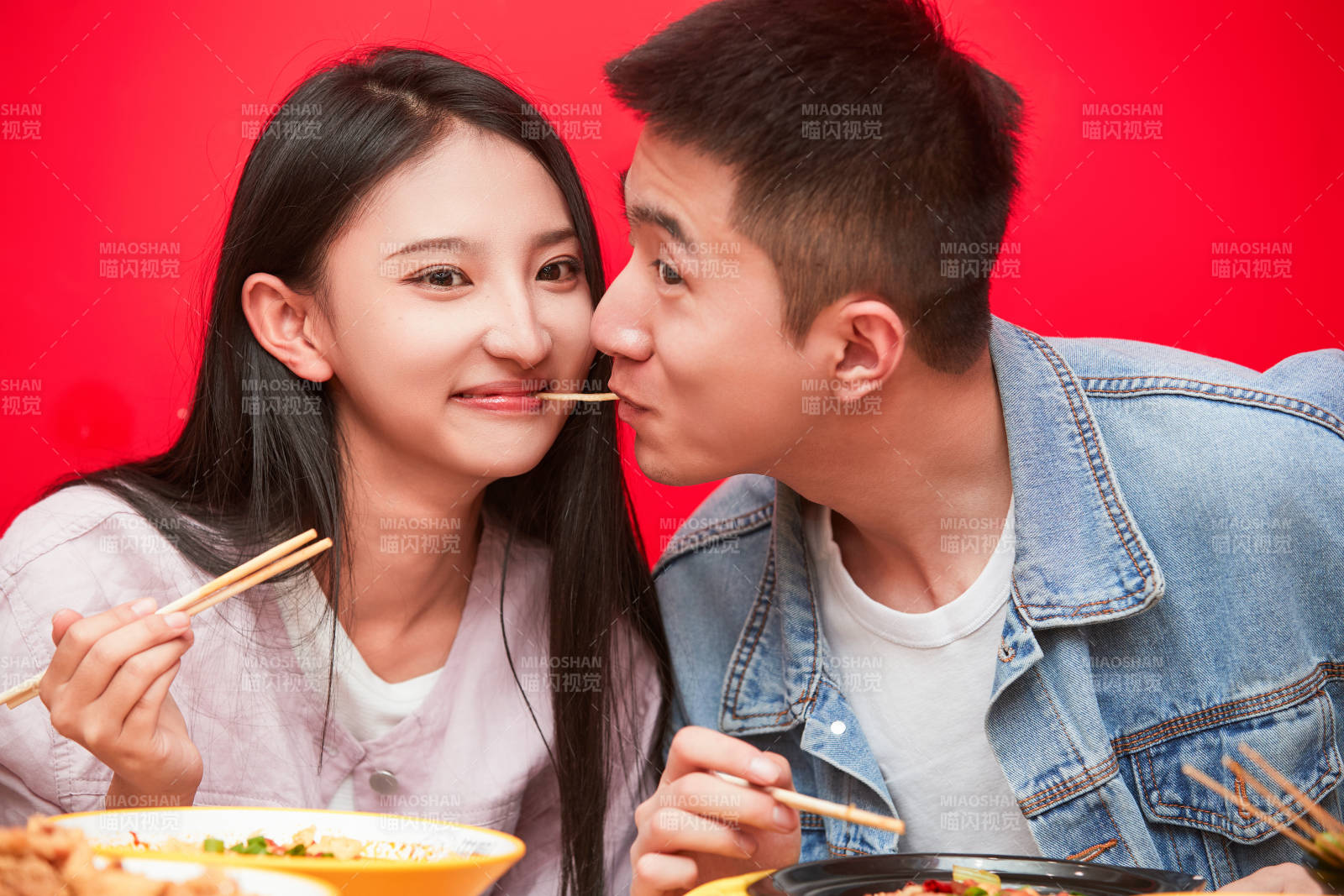 餐厅里吃饭的年轻情侣图片