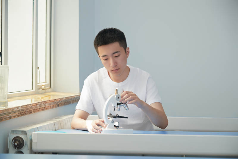 坐在教室里的帅气男青年图片