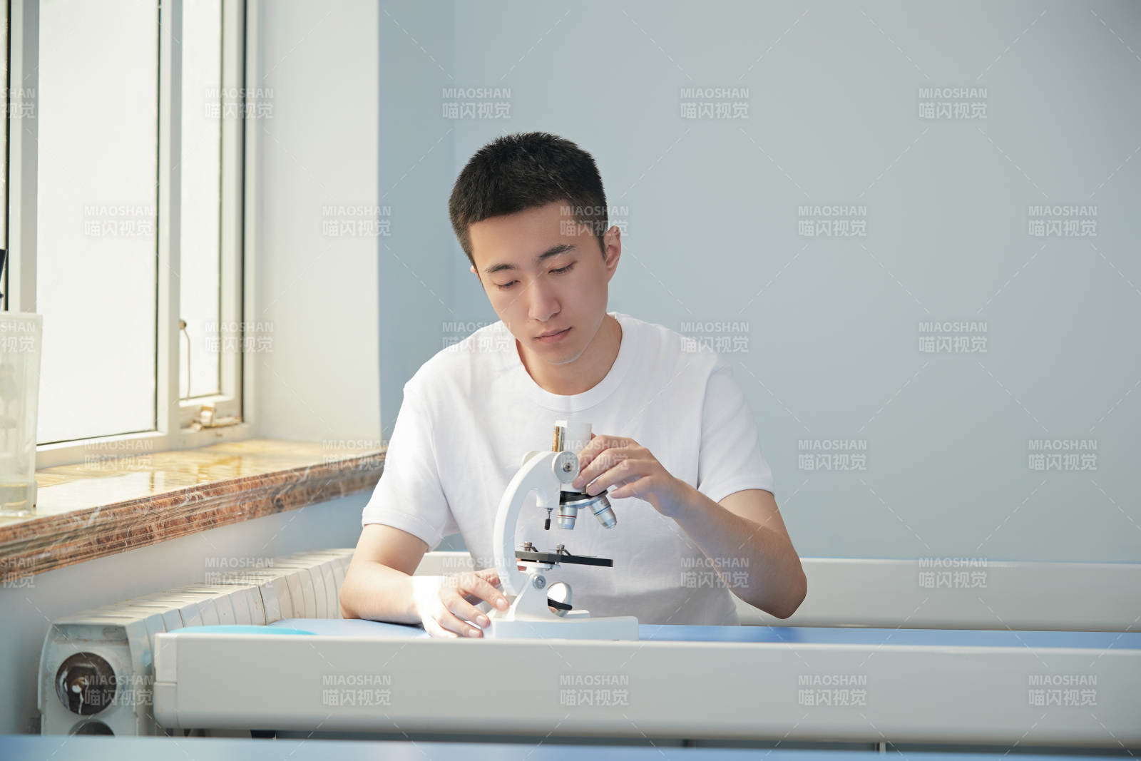 坐在教室里的帅气男青年图片