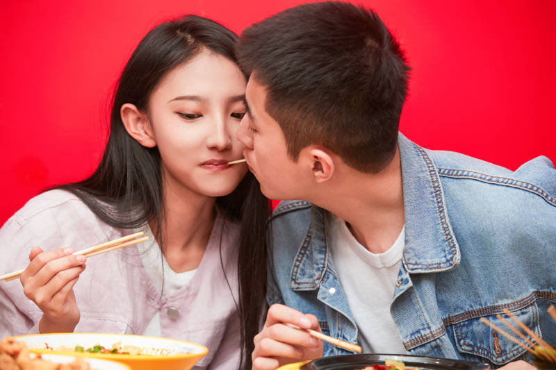 餐厅里吃饭的年轻情侣图片