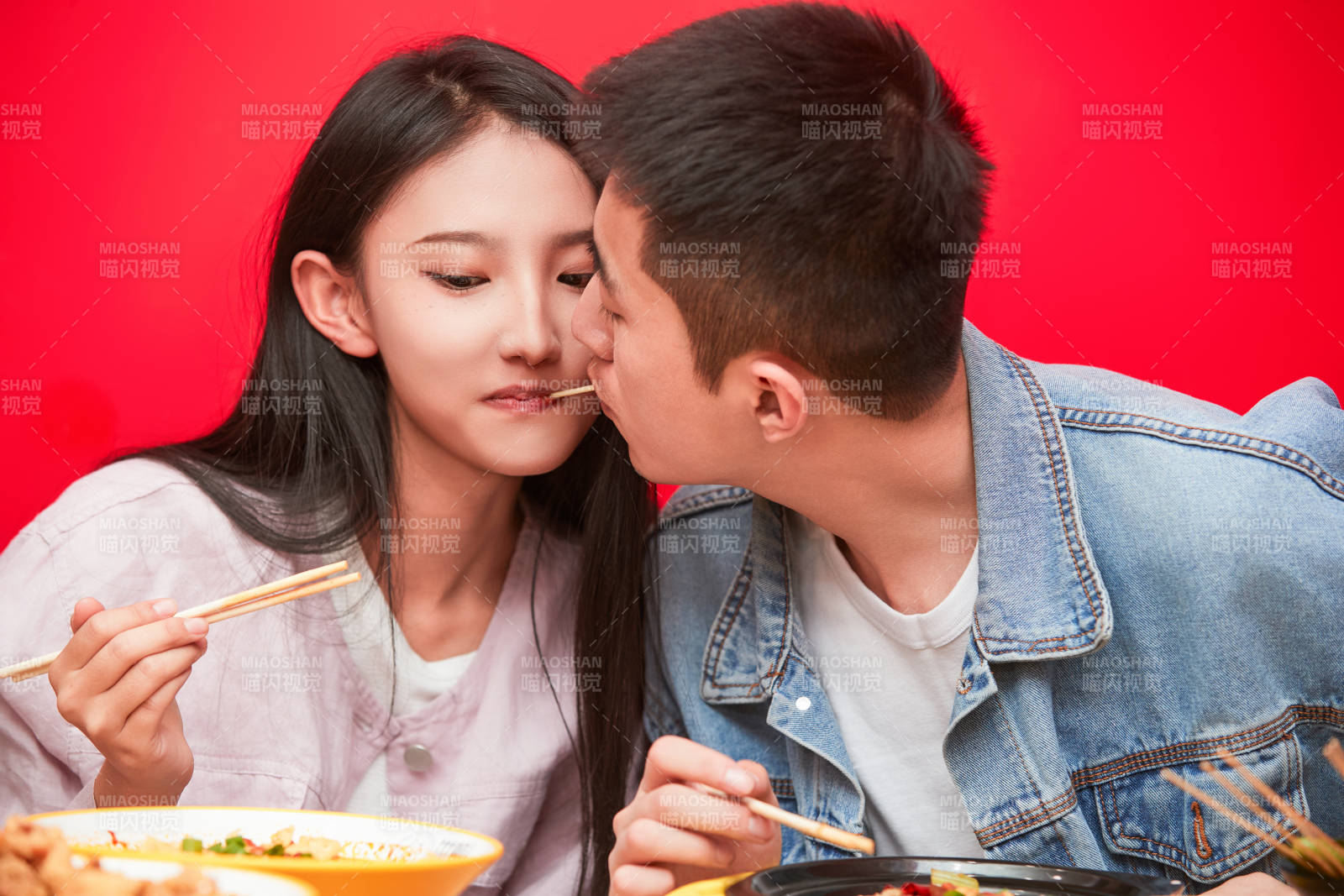 餐厅里吃饭的年轻情侣图片