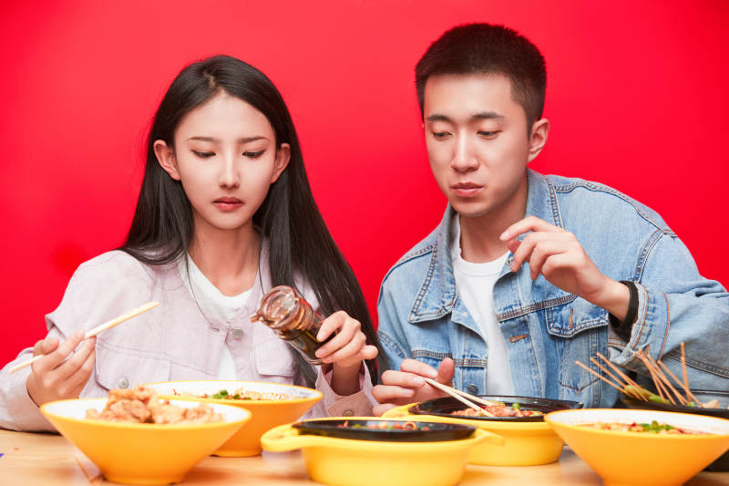 餐厅里吃饭的年轻情侣图片