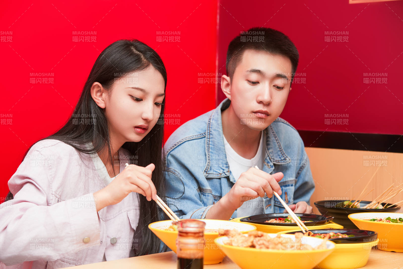 餐厅里吃饭的年轻情侣图片