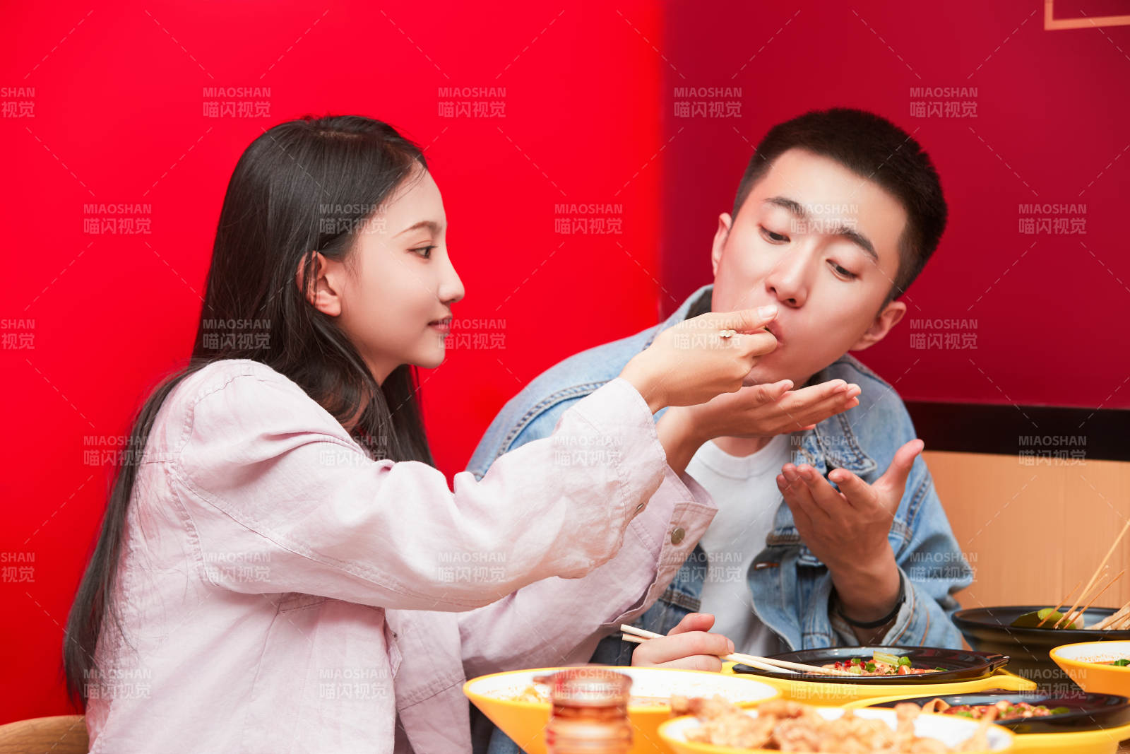餐厅里吃饭的年轻情侣图片