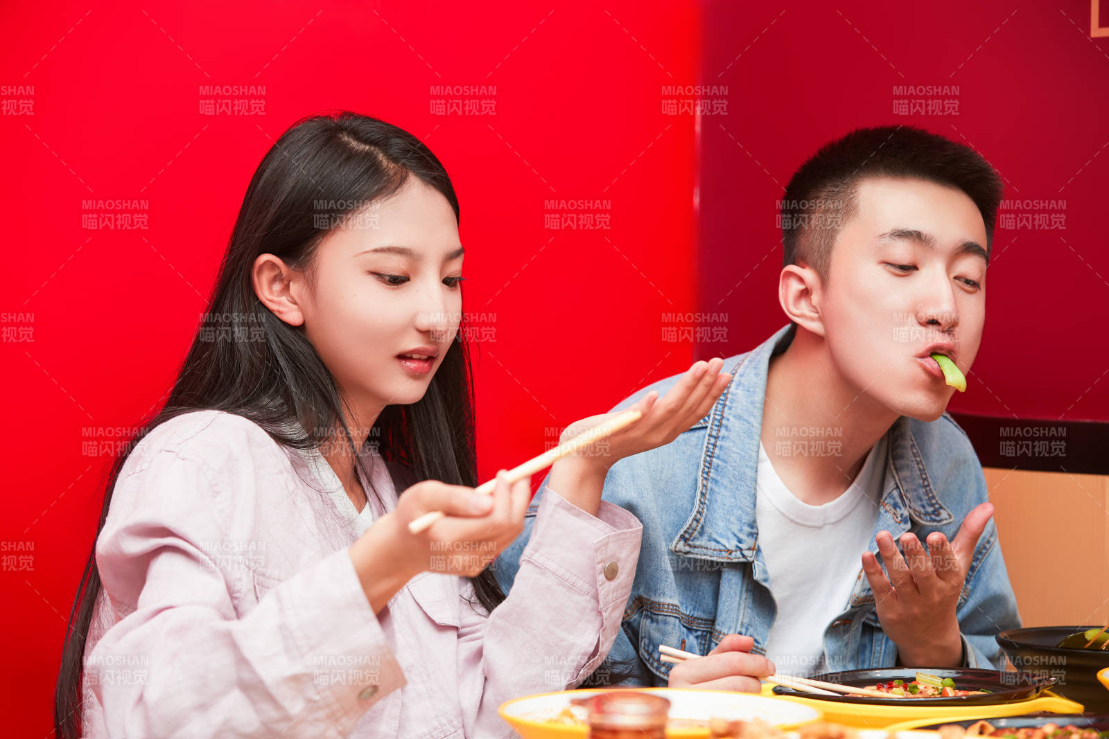 餐厅里吃饭的年轻情侣图片