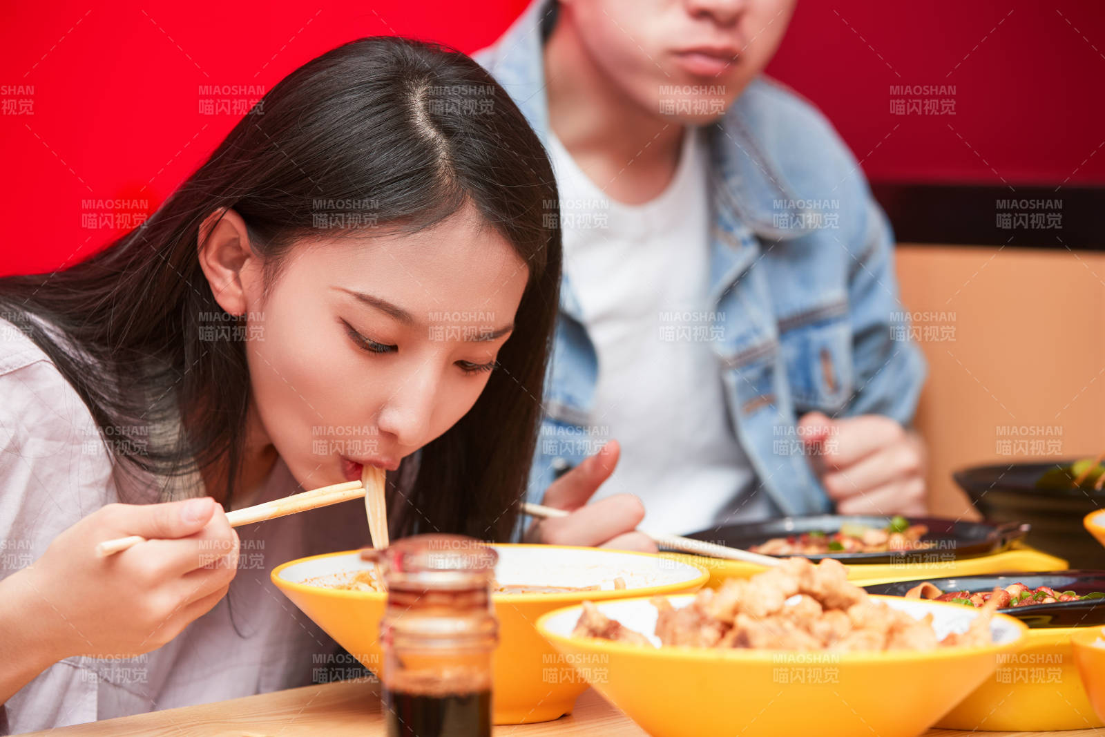 餐厅里吃饭的年轻情侣图片