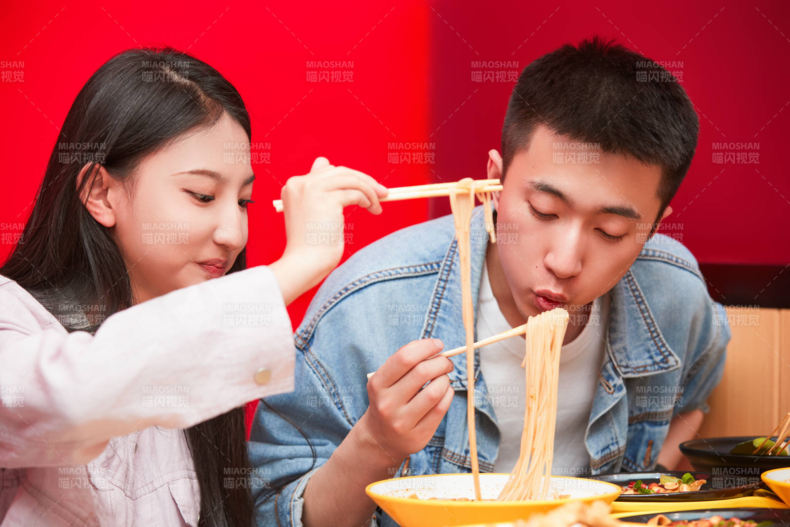 餐厅里吃饭的年轻情侣图片