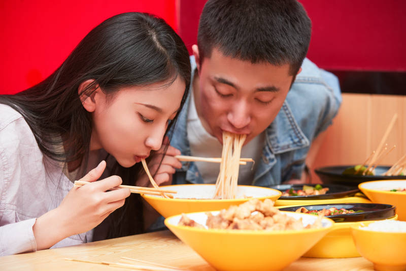 餐厅里吃饭的年轻情侣图片