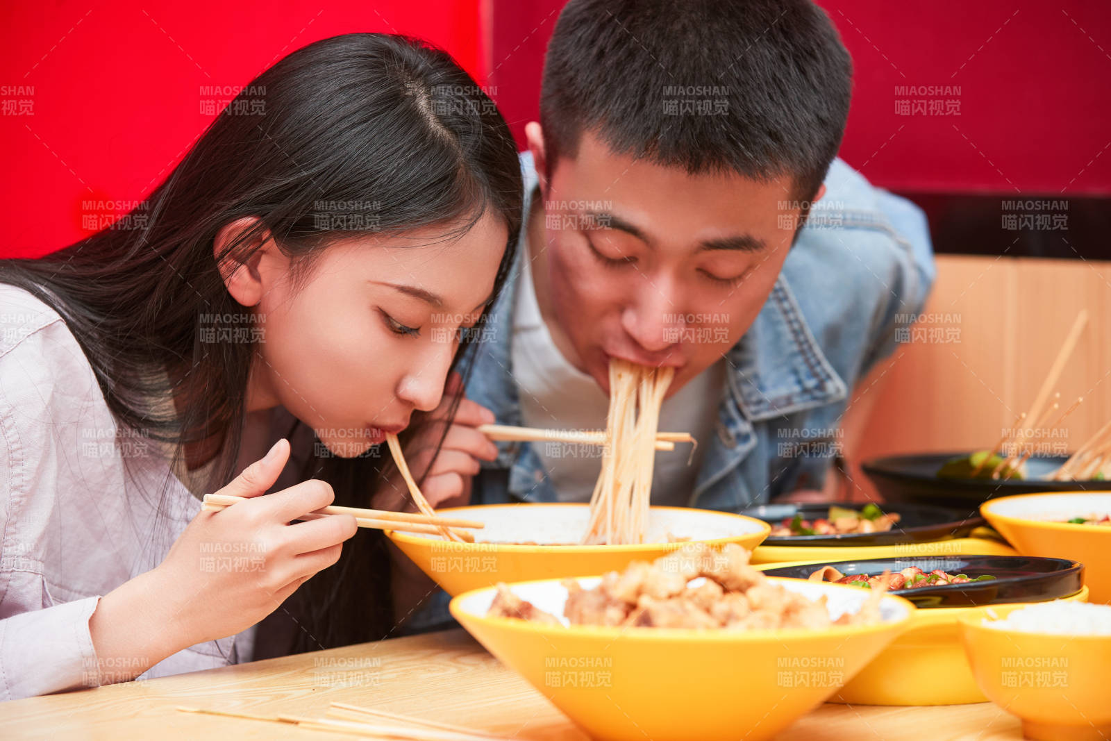 餐厅里吃饭的年轻情侣图片
