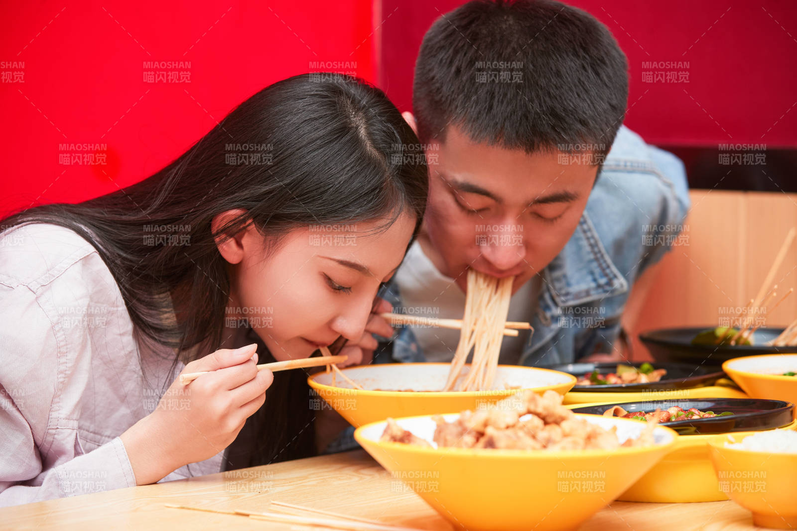 餐厅里吃饭的年轻情侣图片