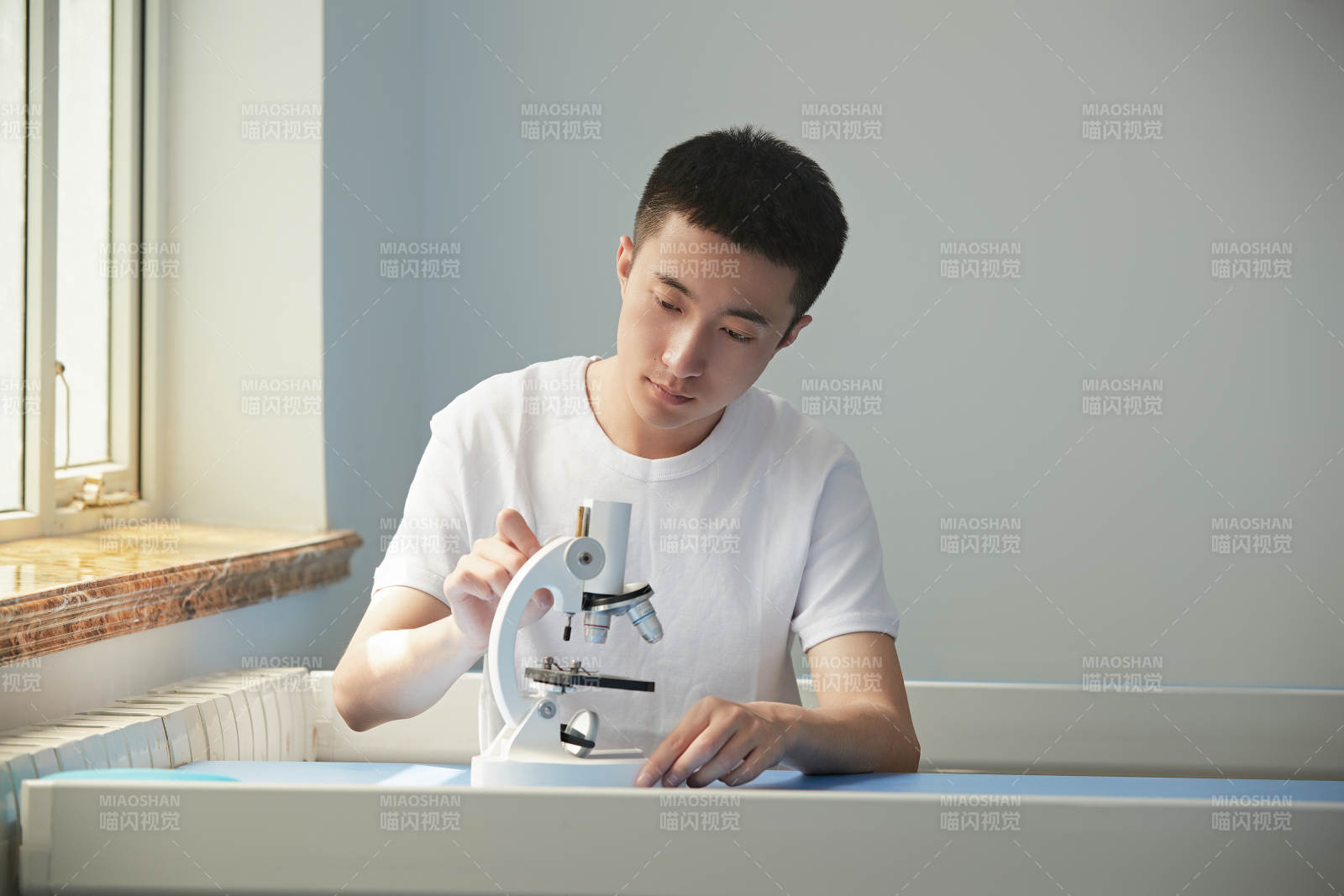 坐在教室里的帅气男青年图片