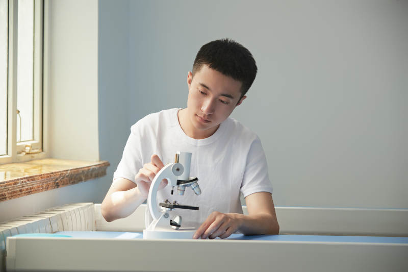 坐在教室里的帅气男青年图片