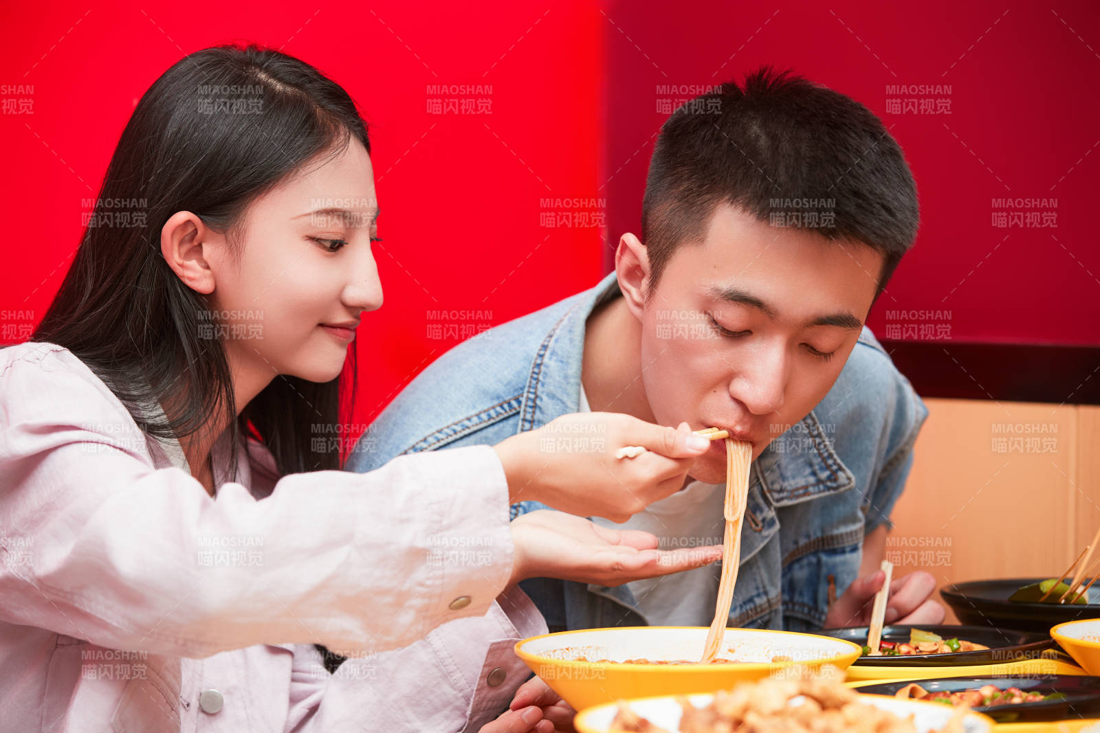 餐厅里吃饭的年轻情侣图片