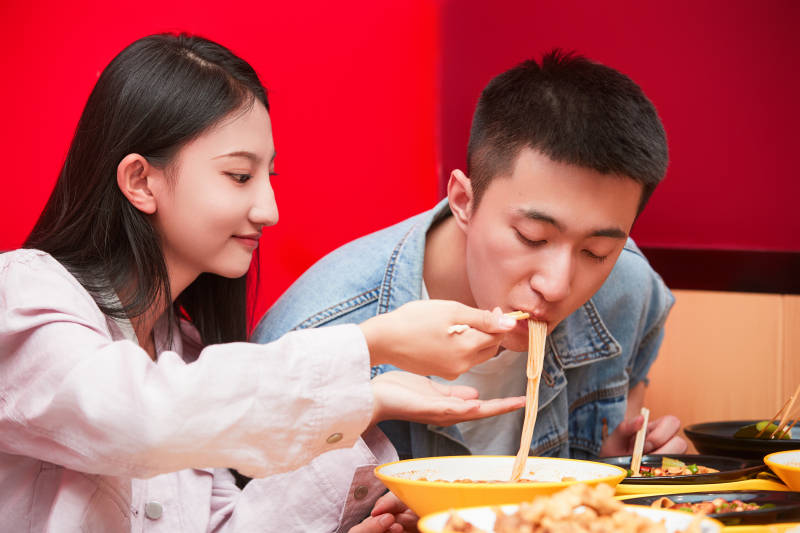 餐厅里吃饭的年轻情侣图片