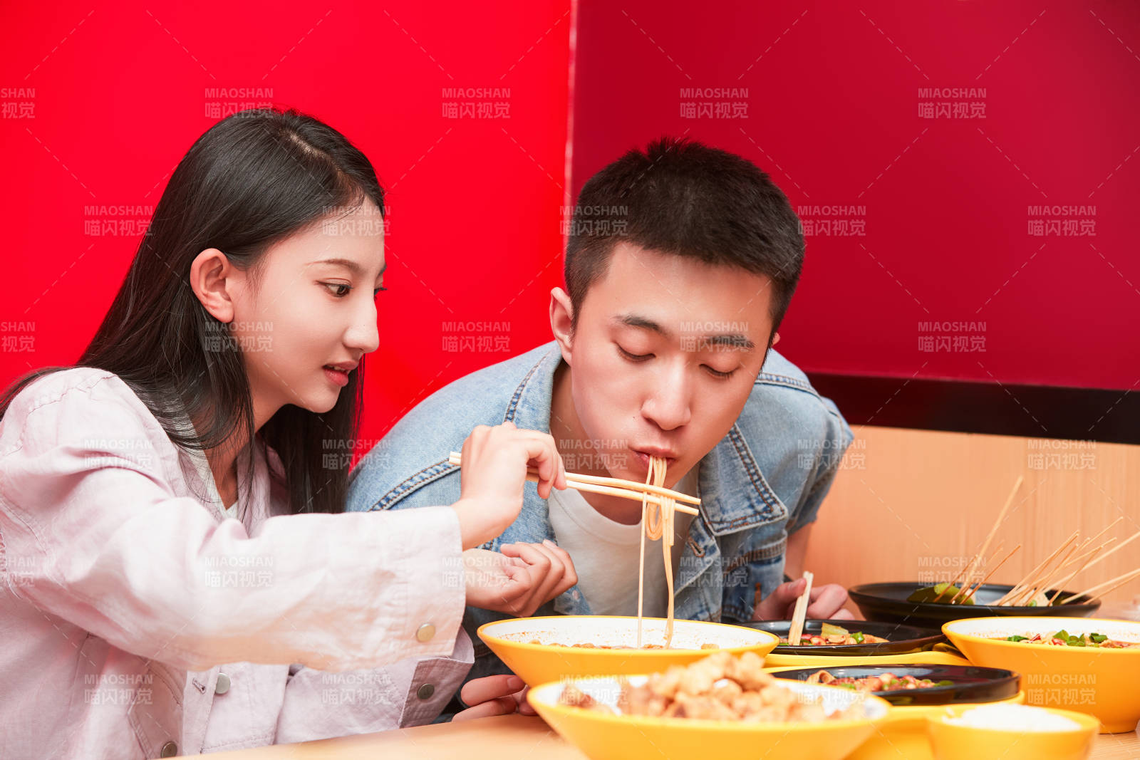 餐厅里吃饭的年轻情侣图片