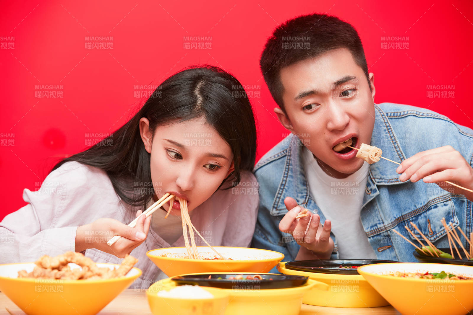 餐厅里吃饭的年轻情侣图片