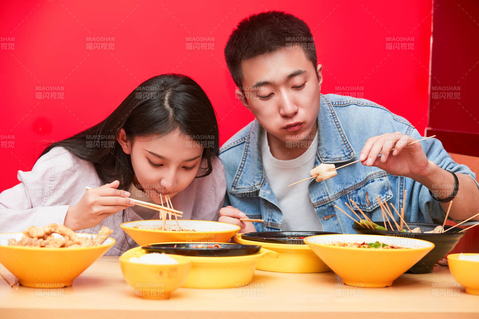 餐厅里吃饭的年轻情侣图片