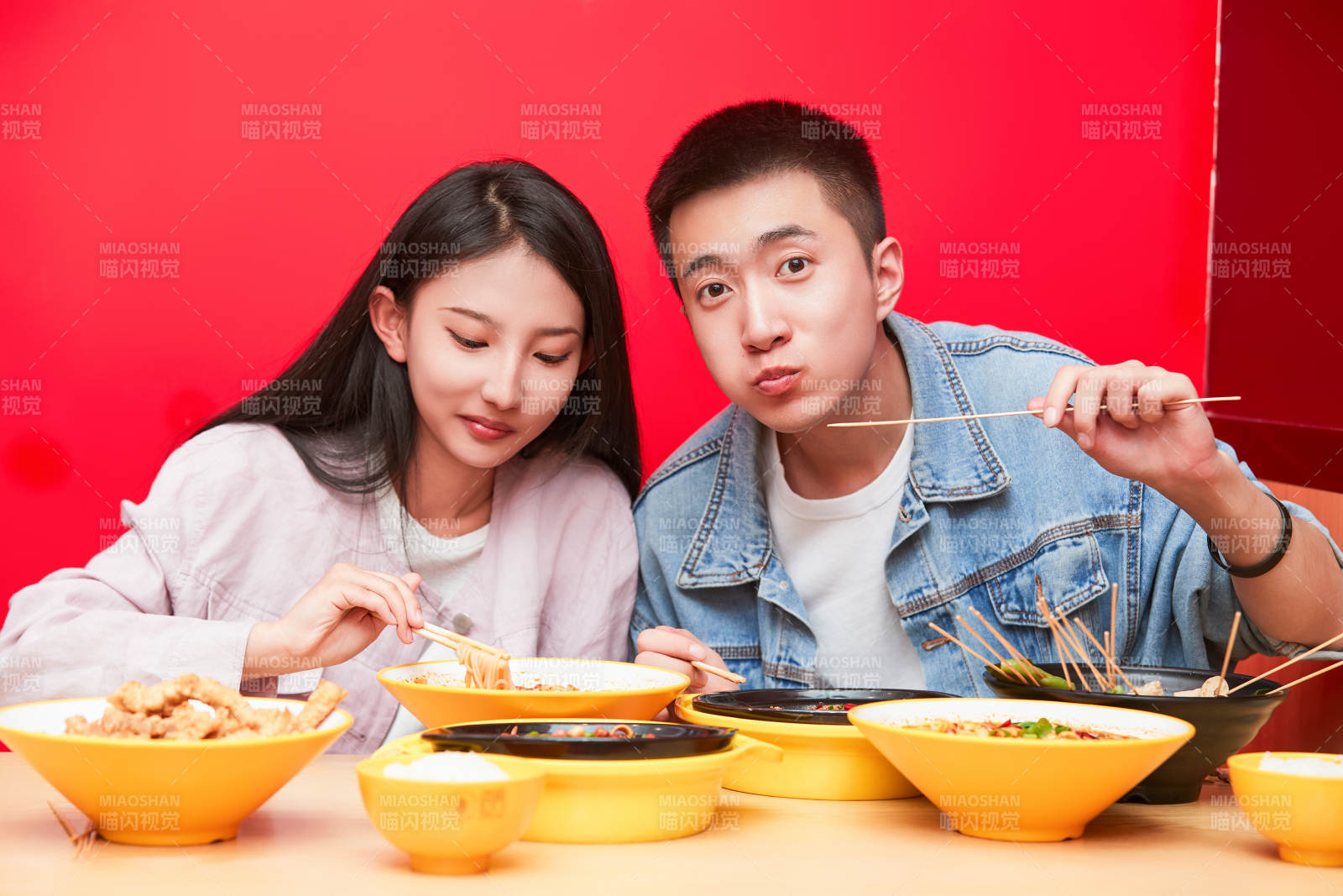 餐厅里吃饭的年轻情侣图片