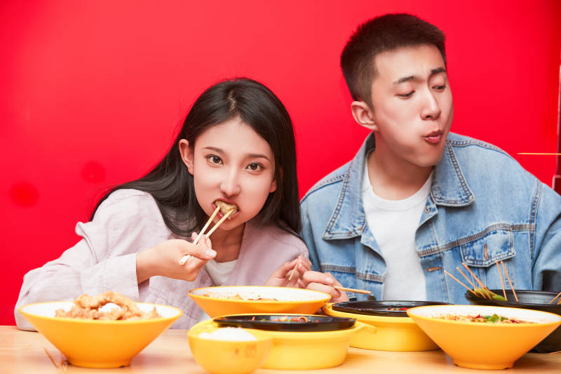 餐厅里吃饭的年轻情侣图片