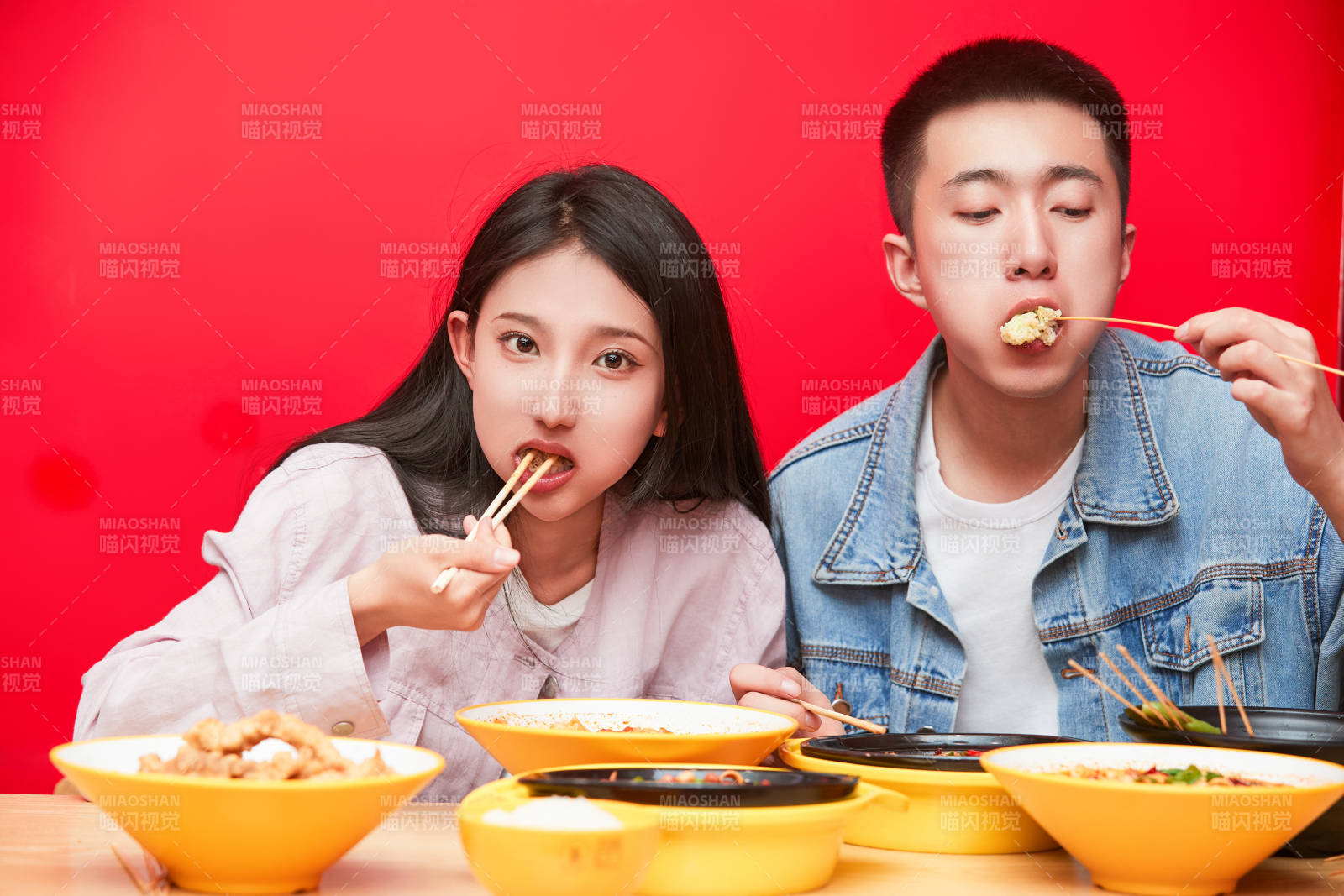 餐厅里吃饭的年轻情侣图片