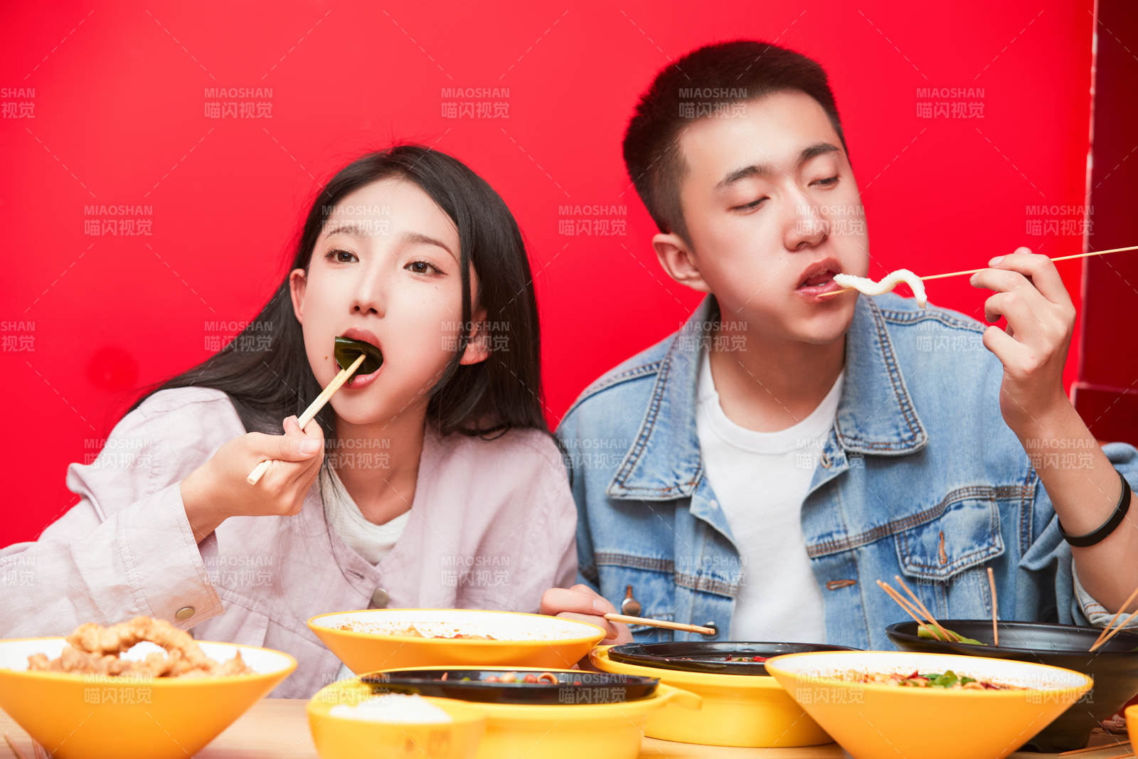 餐厅里吃饭的年轻情侣图片